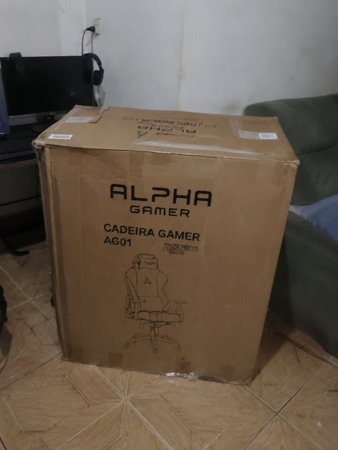 Caixa da cadeira ALPHA Gamer AG01 na sala do cliente