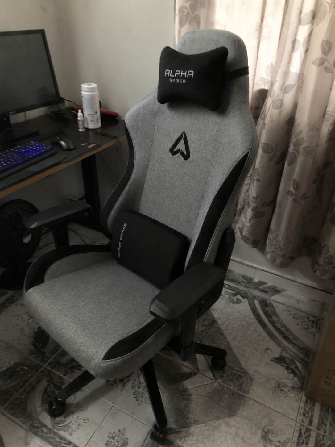 Cadeira ALPHA Gamer Nébula cinzenta no setup do cliente em casa