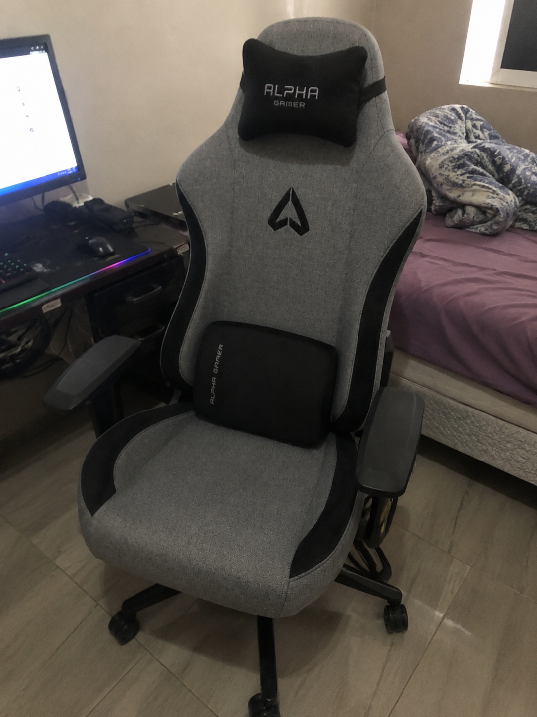 Cadeira ALPHA Gamer Nébula montada no setup do cliente em casa