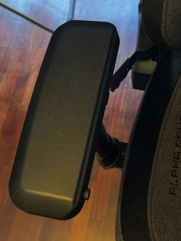 Apoio de braço da ALPHA Gamer Nébula em detalhe