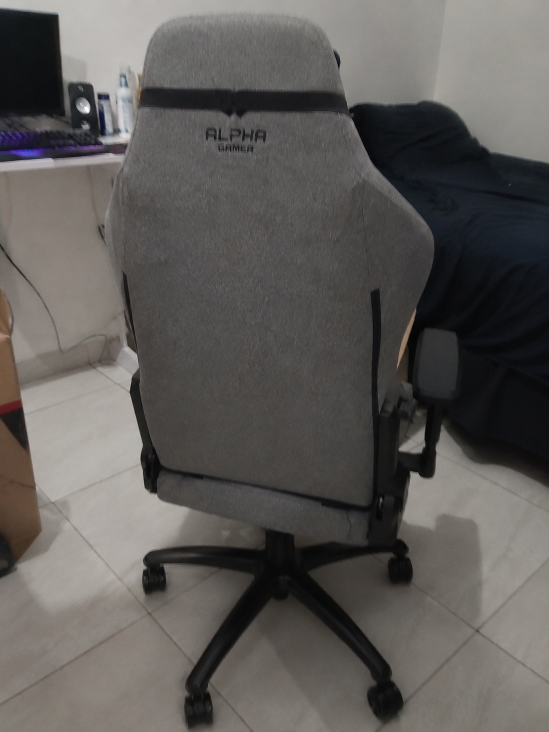 Cadeira ALPHA Gamer Nébula no quarto da cliente, vista de trás